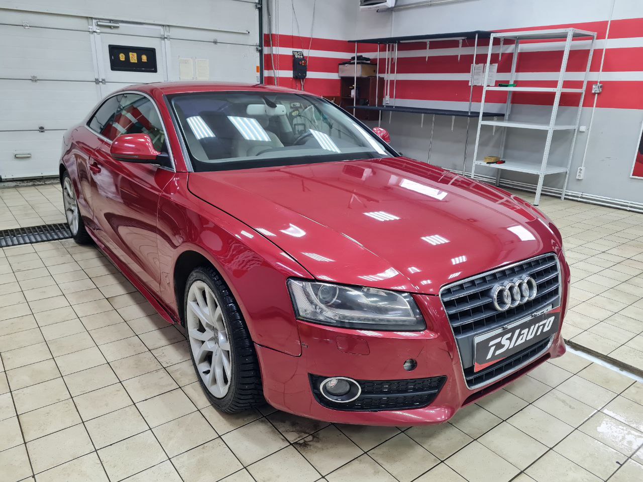Перетяжка салона Audi A5 передние сидения и подлокотник в экокожу цены и фото