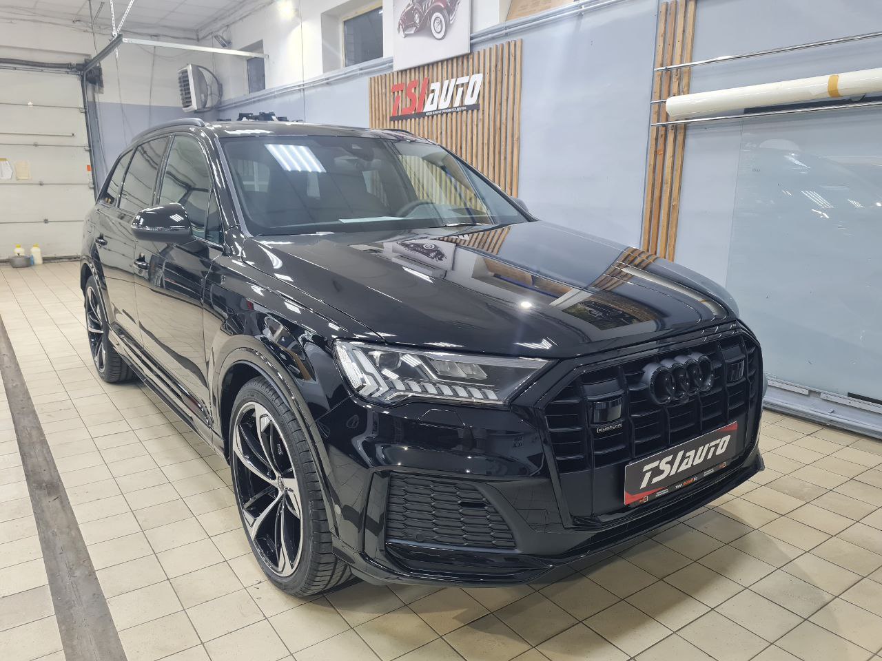 Оклейка защитной пленкой кузова Audi Q7 фото и цены