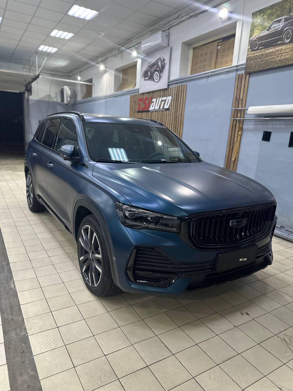 Оклейка Geely Monjaro матовой бронепленкой в Воронеже