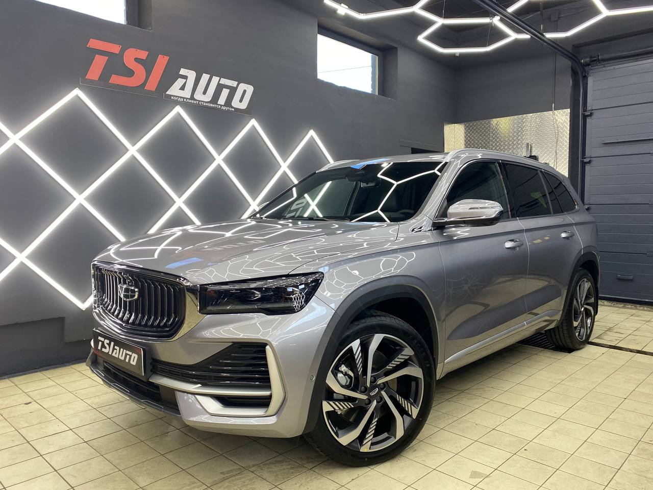 Оклейка полиуретановой пленкой Geely Monjaro в Воронеже