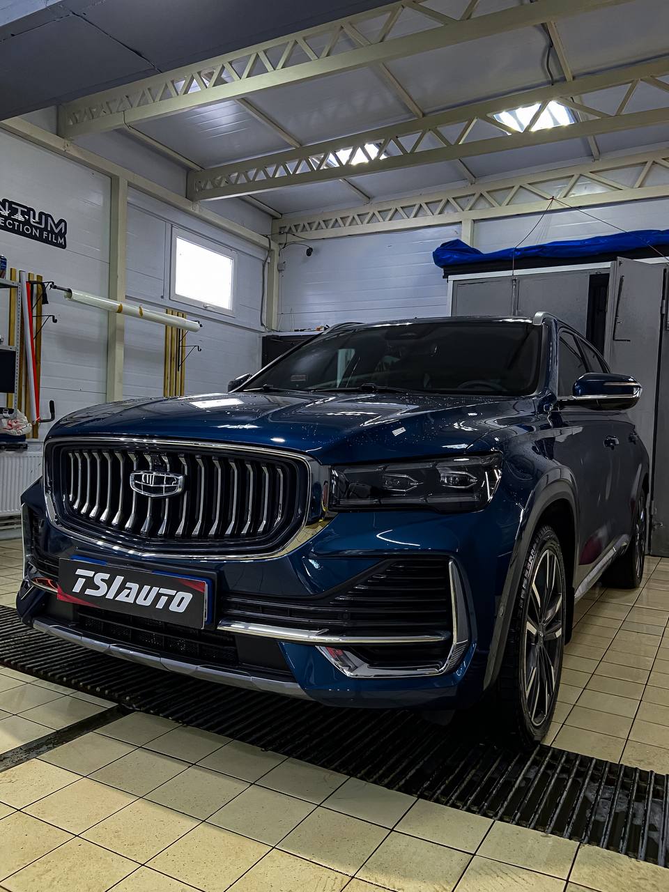 Geely Monjaro установка подсветки салона в Воронеже