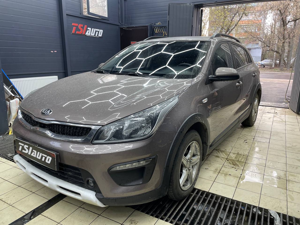 Kia Rio установка ГУ с камерой заднего вида в Воронеже
