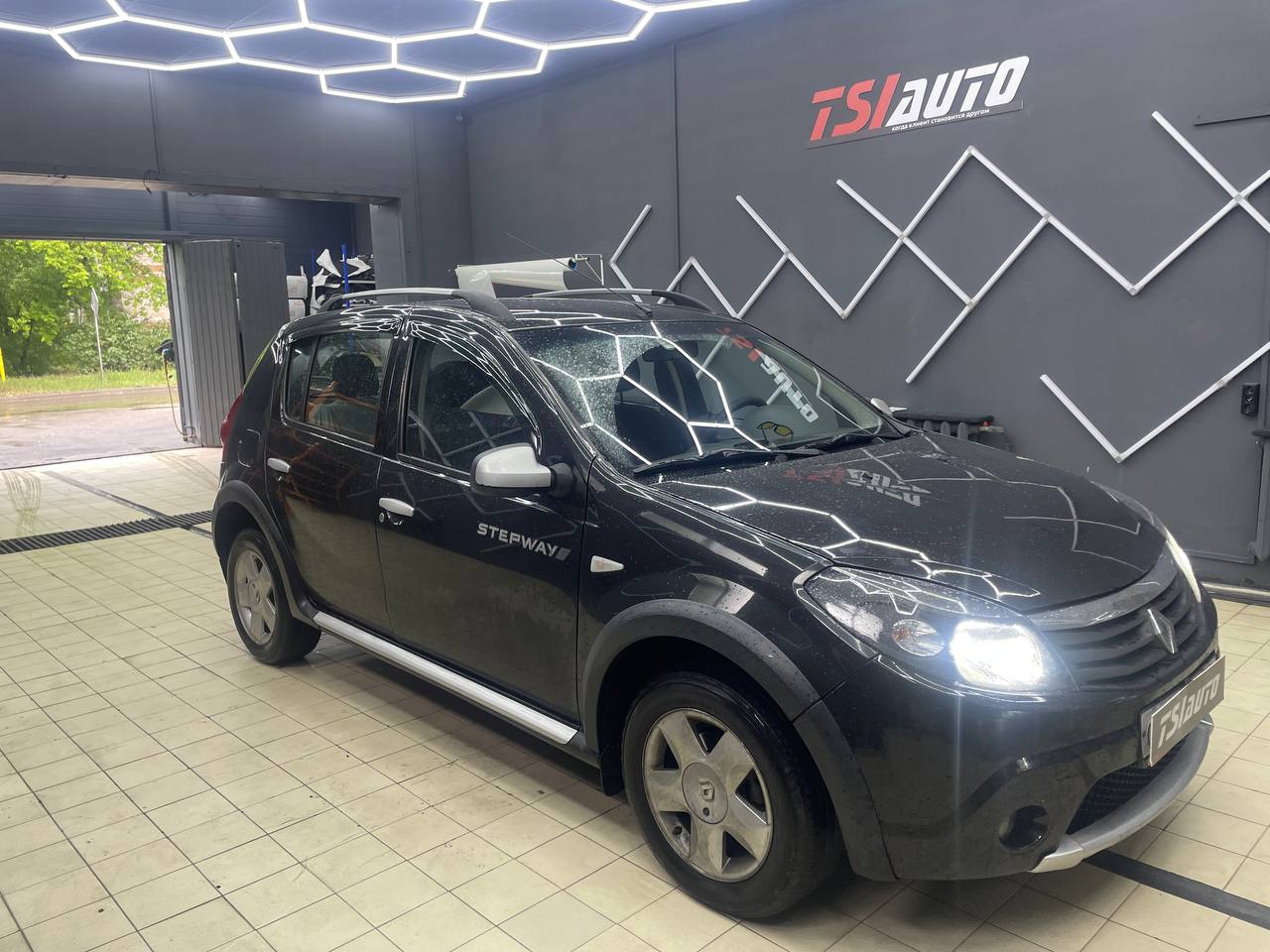 Замена головного устройства Renault Sandero фото и цены