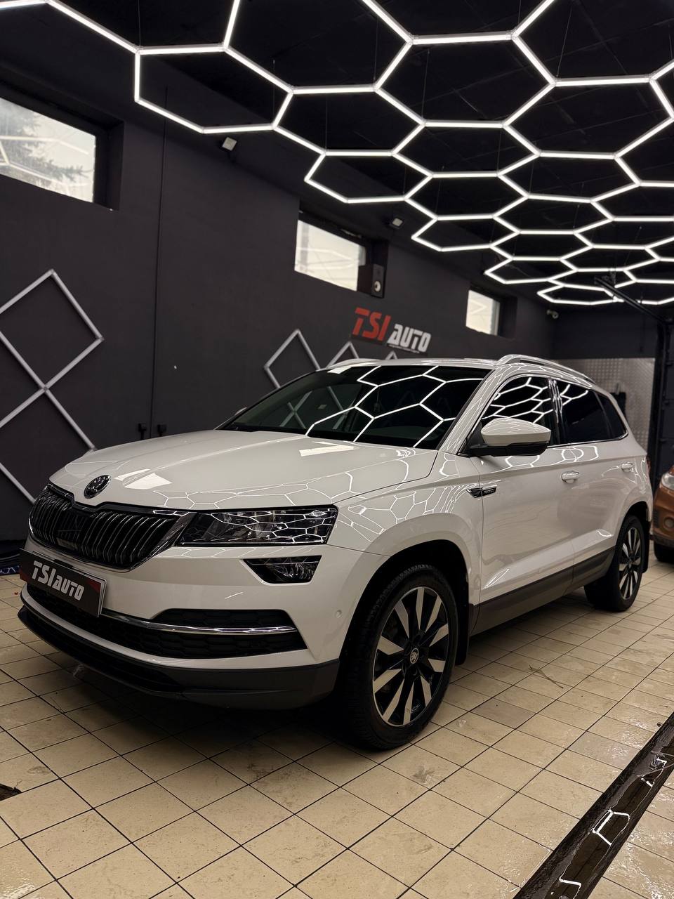 Оклейка защитной пленкой кузова Skoda Karoq фото и цены