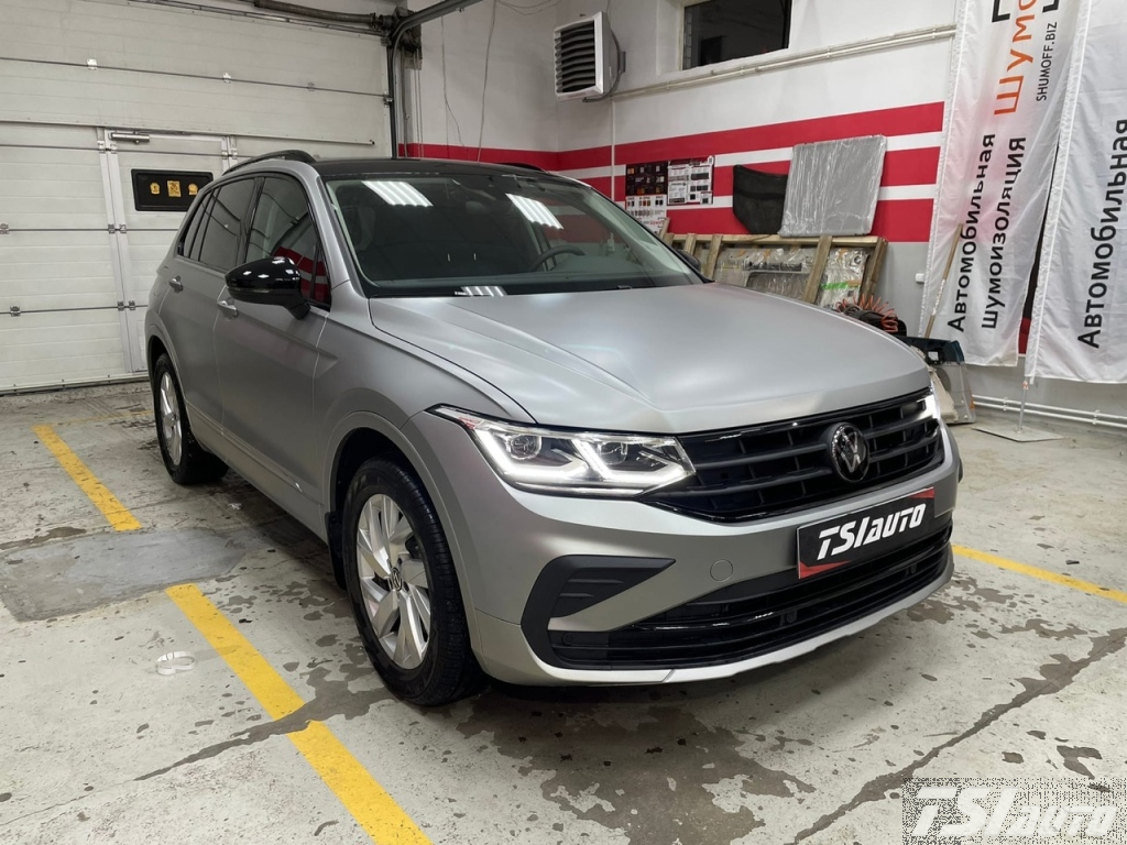 Нанесение защитной матовой бронепленки на VW Tiguan 2 в Воронеже