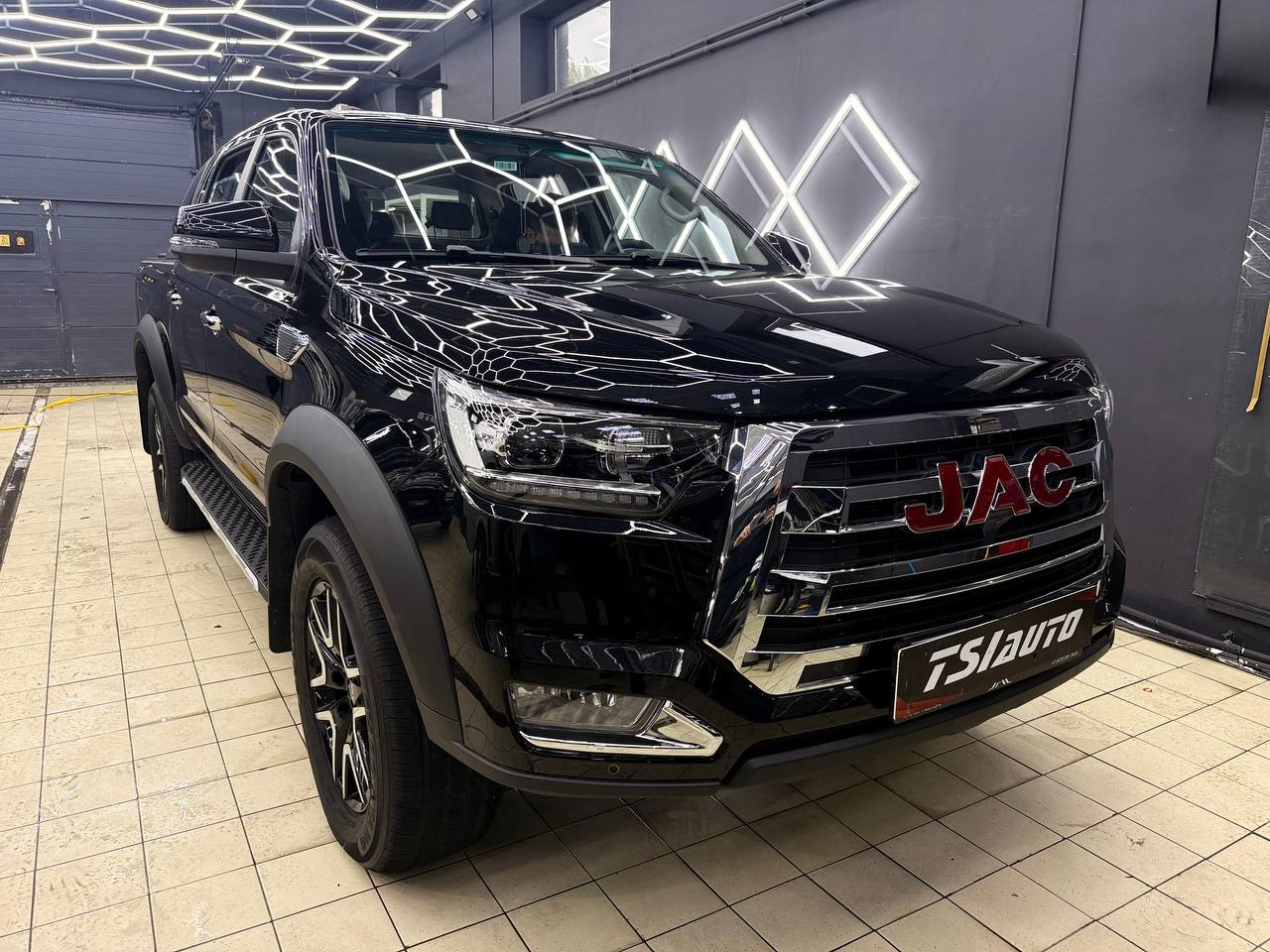 Оклейка защитной пленкой кузова Jac T8 Pro фото и цены