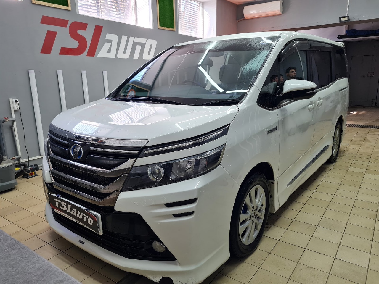 Шумоизоляция Toyota Voxy в Воронеже
